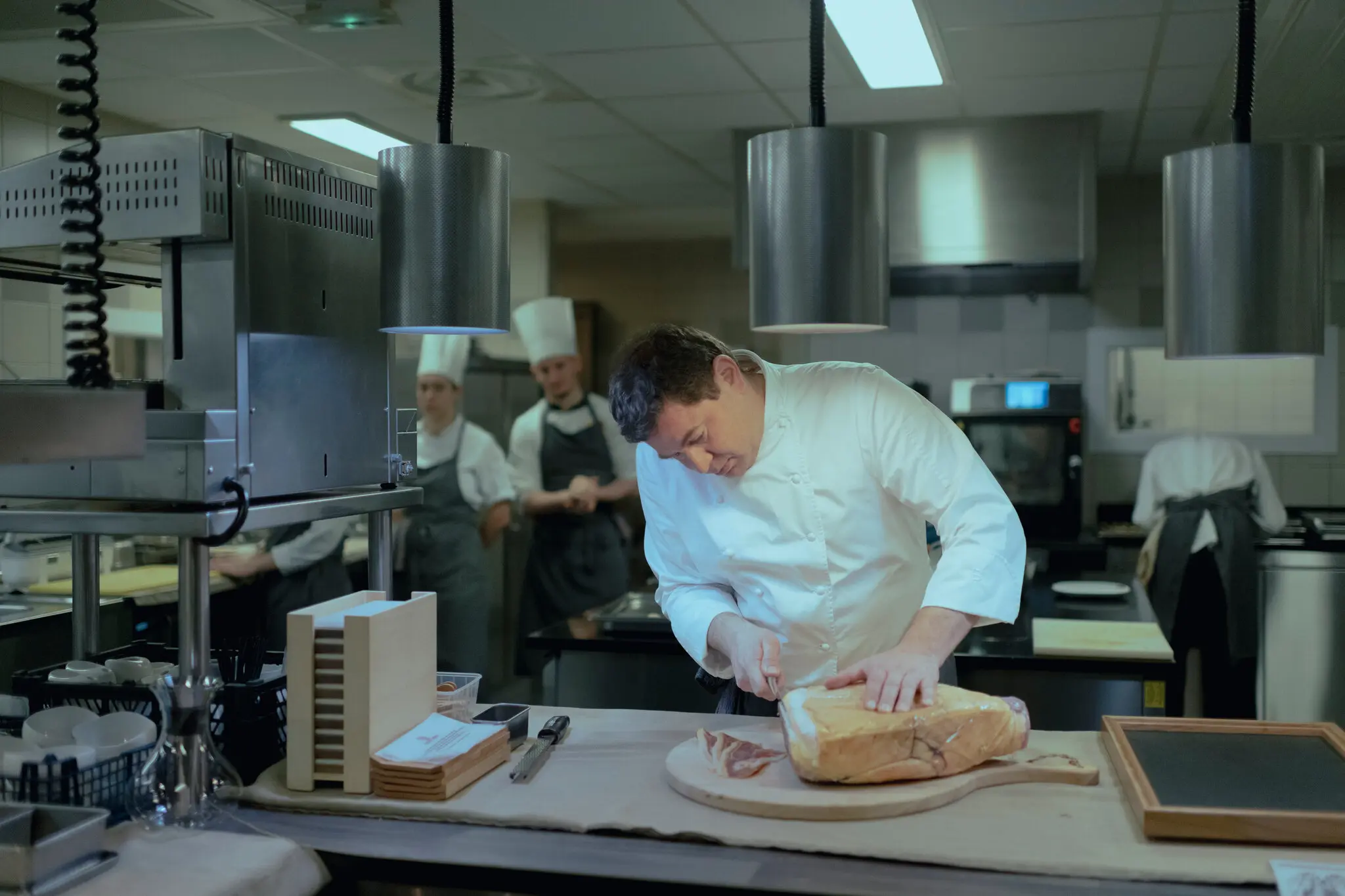 «Більшість шинок сушать у місцях, де гігрометрія завжди однакова, вентиляція завжди однакова», але дзвіниця інша, — сказав Орельєн Грансань, шеф-кухар сусіднього ресторану.